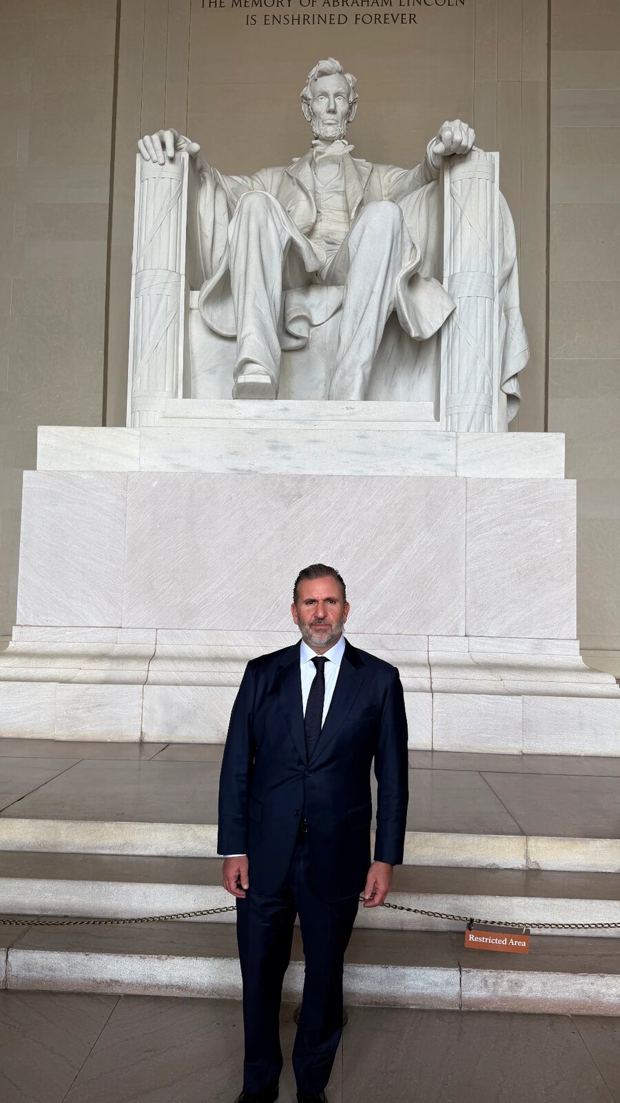 Roberto Arzú at the Lincoln Memorial in Washington, D.C.